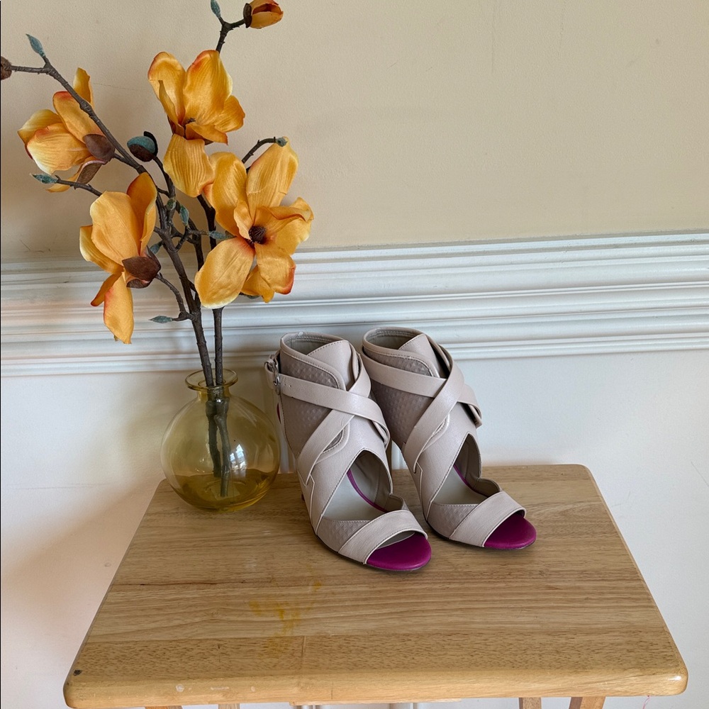 Beau+Ashe Cuffed Ankle Wrap Heels - Perforated‎ Sandal - Size 8 Cream/Pink